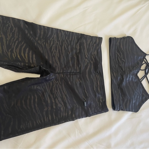 DKNY activewear set never worn size medium - Picture 4 of 6